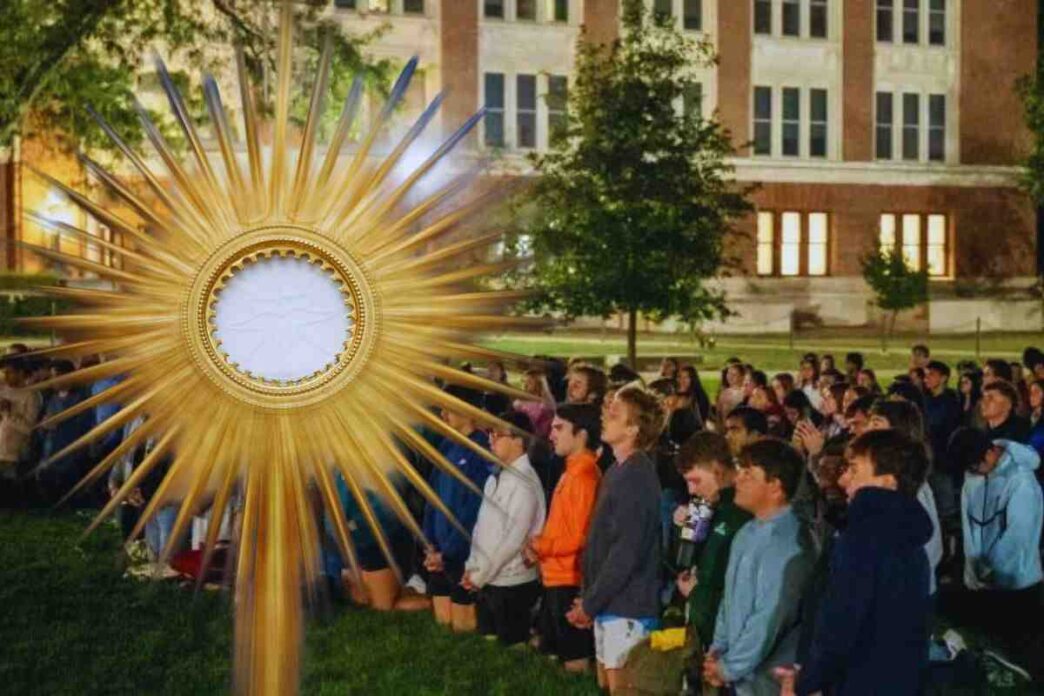adorazione eucaristica in un campus universitario