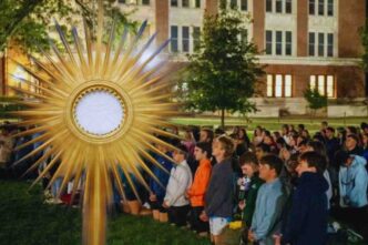adorazione eucaristica in un campus universitario