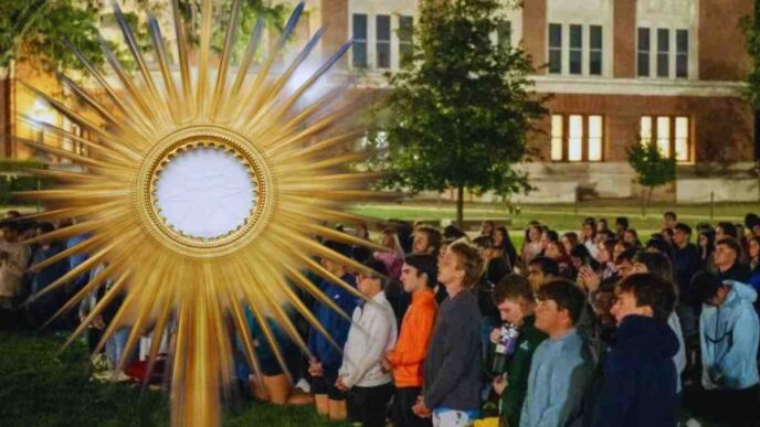 adorazione eucaristica in un campus universitario