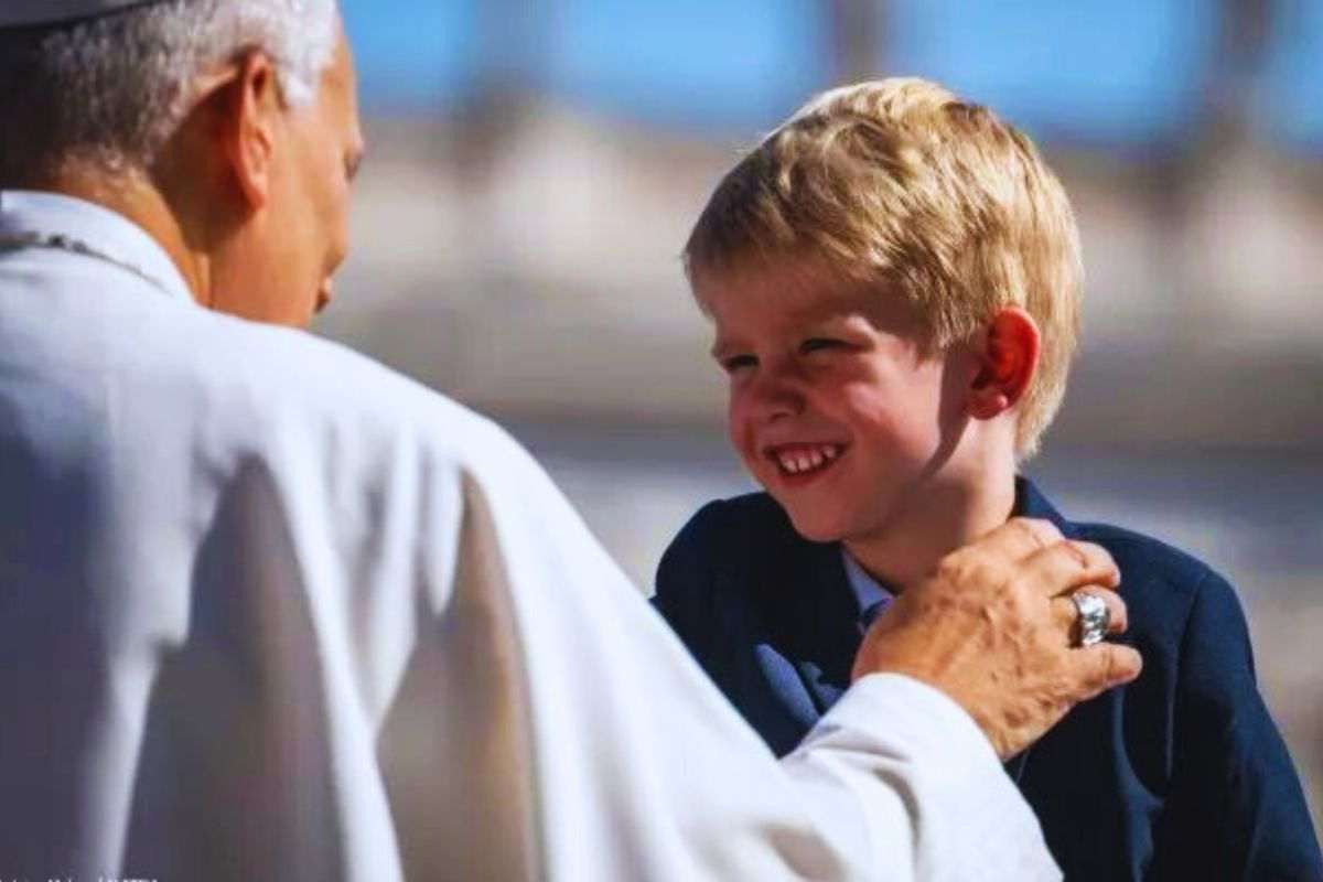 l'incontro inaspettato del bambino con il papa