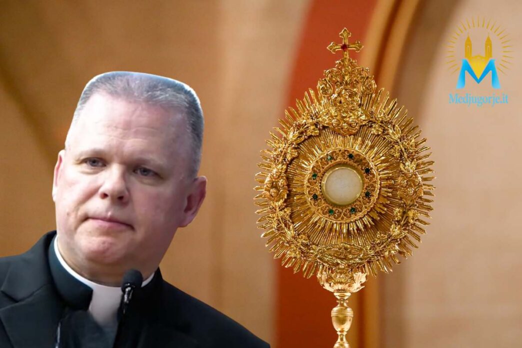 Strappa l'ostensorio a un prete, ma si brucia la mano