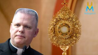 Strappa l'ostensorio a un prete, ma si brucia la mano