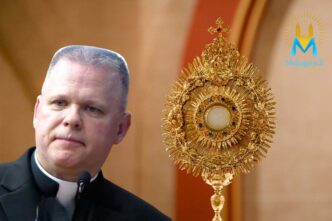 Strappa l'ostensorio a un prete, ma si brucia la mano