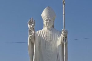 statua Papa Leone XIV