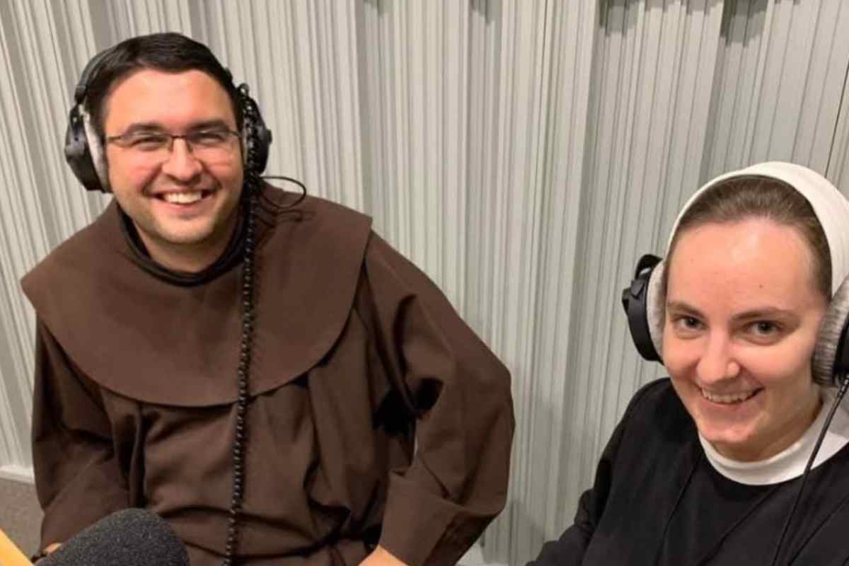 Don Sinisa Pucic e Suor Marija Zrno sorridenti