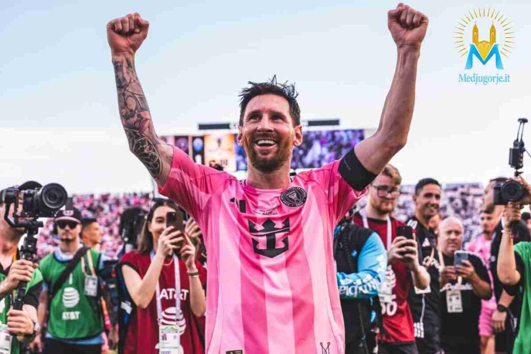 Leo Messi sorride ed esulta con le braccia al cielo