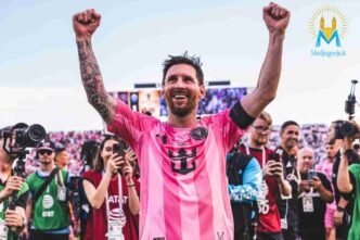Leo Messi sorride ed esulta con le braccia al cielo