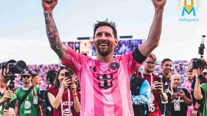 Leo Messi sorride ed esulta con le braccia al cielo
