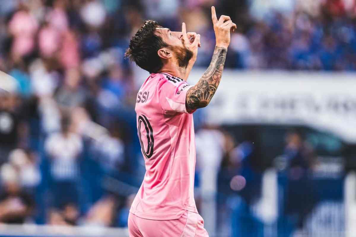 Leo Messi guarda in alto e indica il cielo