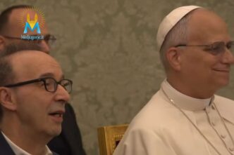 Papa Leone XIV e Roberto Benigni guardano il monologo su Pietro