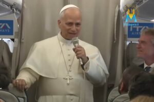 Papa Leone XIV risponde ai giornalisti sull'aereo