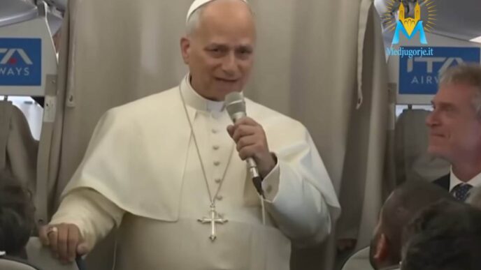 Papa Leone XIV risponde ai giornalisti sull'aereo