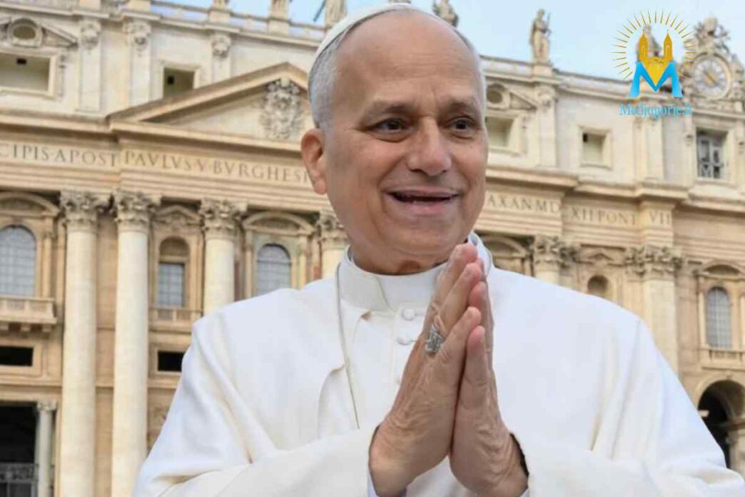 Papa Leone XIV sorride con le mani congiunte