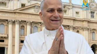 Papa Leone XIV sorride con le mani congiunte