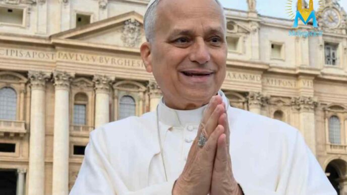 Papa Leone XIV sorride con le mani congiunte