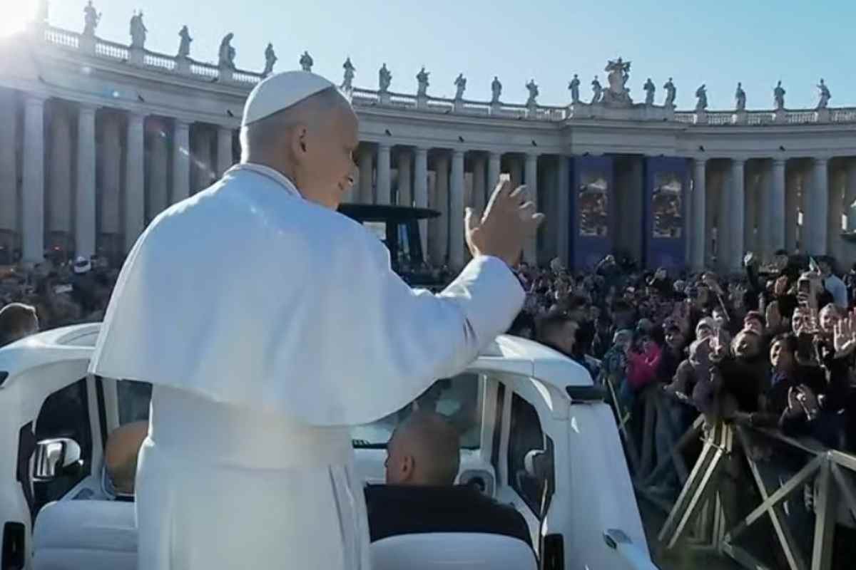 Papa Leone XIV saluta la folla