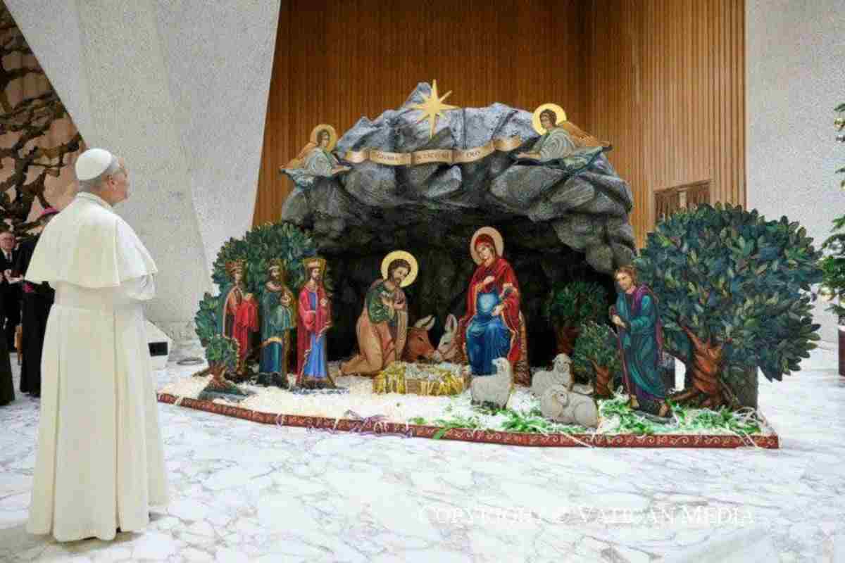 Papa Leone XIV davanti al presepe pro-life