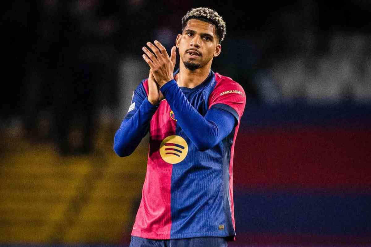 Ronald Araujo applaude in campo