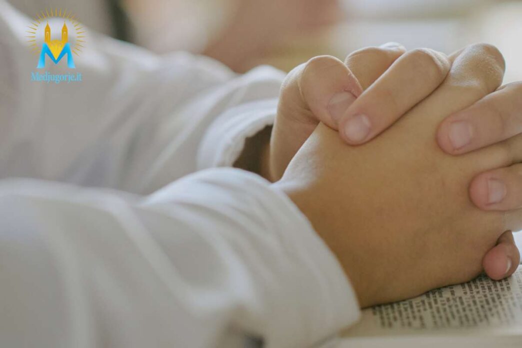 Mani congiunte su un testo sacro