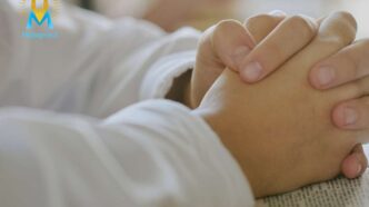 Mani congiunte su un testo sacro