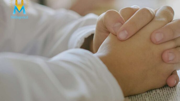 Mani congiunte su un testo sacro