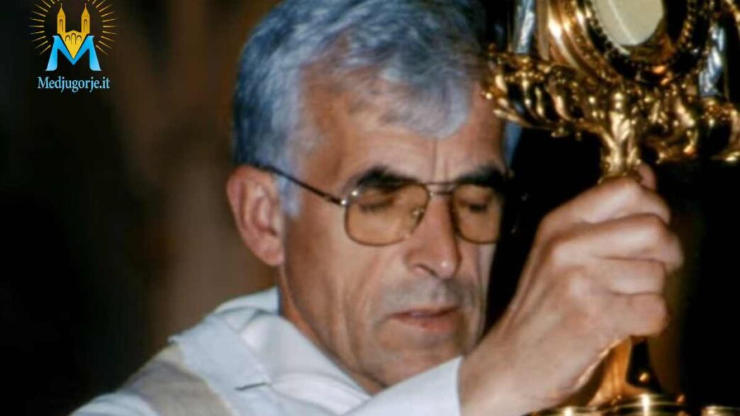 Padre Slavko Barbaric durante una Messa