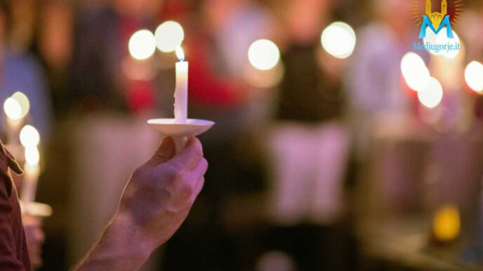 Mano che tiene una candela accesa