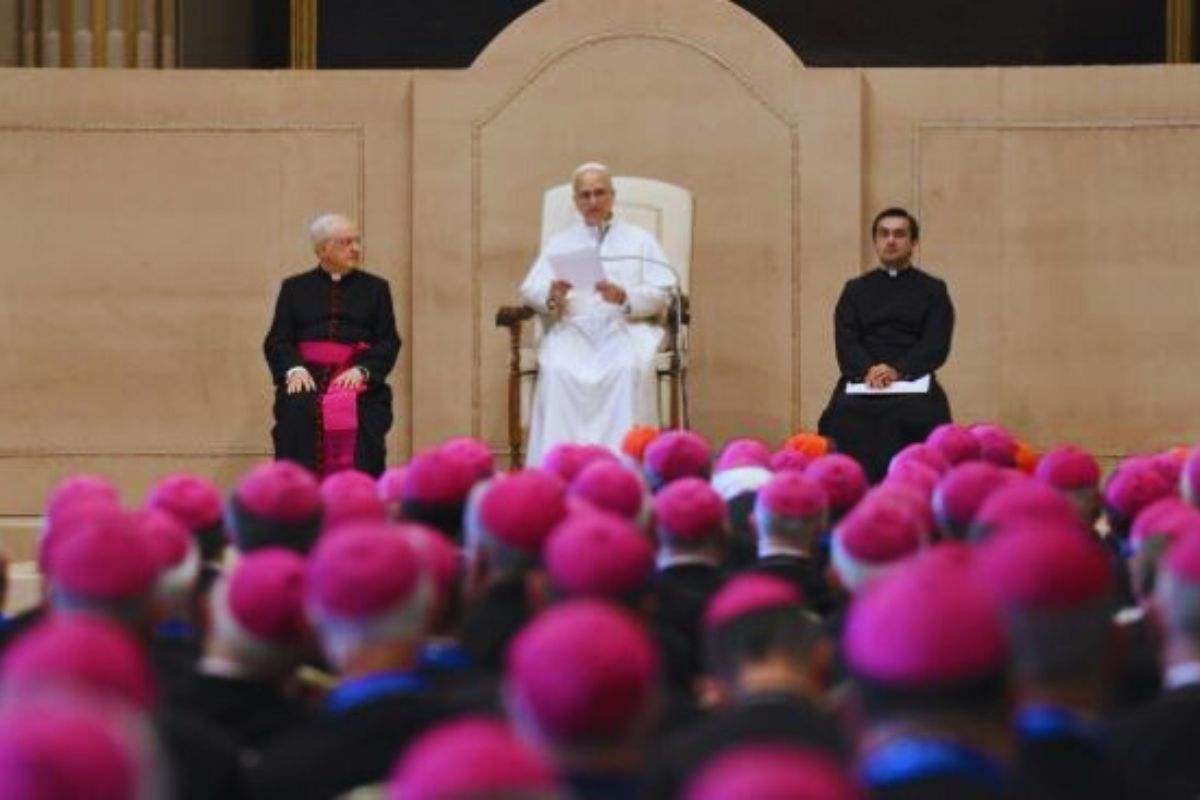 la benedizione speciale che danno il papa e i vescovi