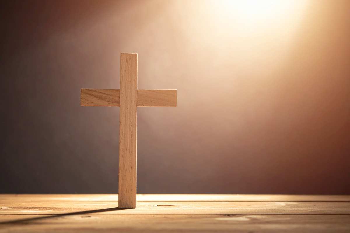 Croce illuminata da una luce chiara 