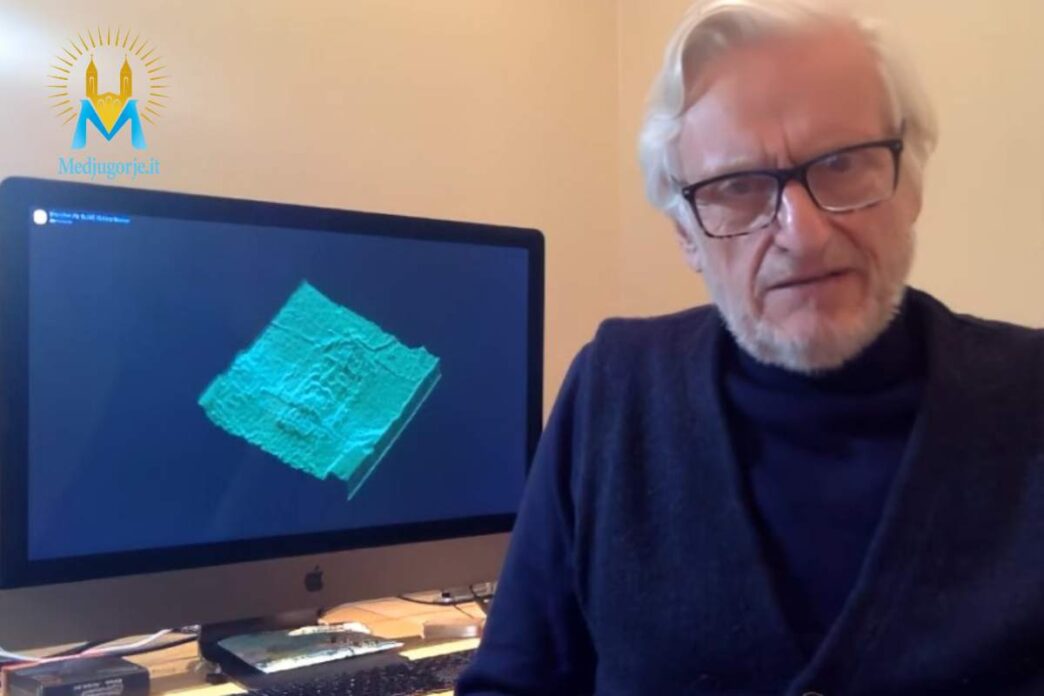 David Rolfe con l'immagine della Sindone sullo schermo del PC