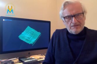 David Rolfe con l'immagine della Sindone sullo schermo del PC