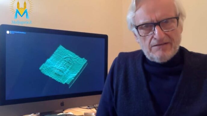 David Rolfe con l'immagine della Sindone sullo schermo del PC