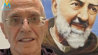 Padre Giovanni Aurilia con l'immagine di Padre Pio sullo sfondo