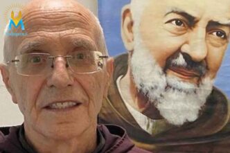 Padre Giovanni Aurilia con l'immagine di Padre Pio sullo sfondo