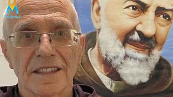 Padre Giovanni Aurilia con l'immagine di Padre Pio sullo sfondo