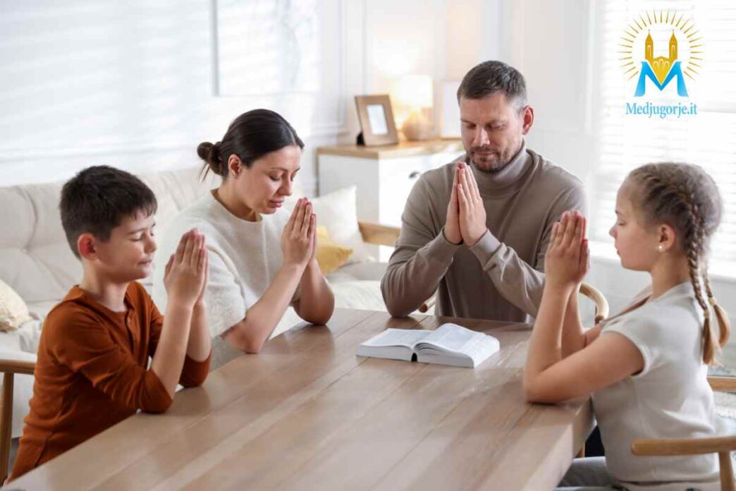 Famiglia che prega
