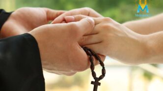 Mani che stringono altre mani e un rosario