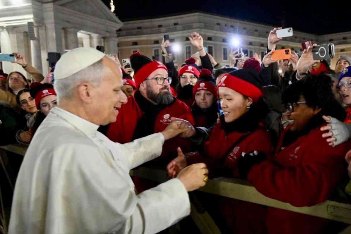 Papa Leone XIV saluta i fedeli