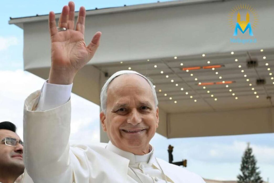 Papa Leone XIV sorride e saluta