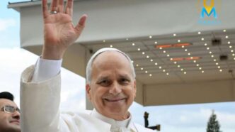 Papa Leone XIV sorride e saluta