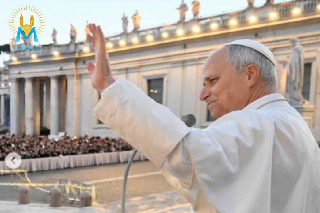 Papa Leone XIV saluta i fedeli