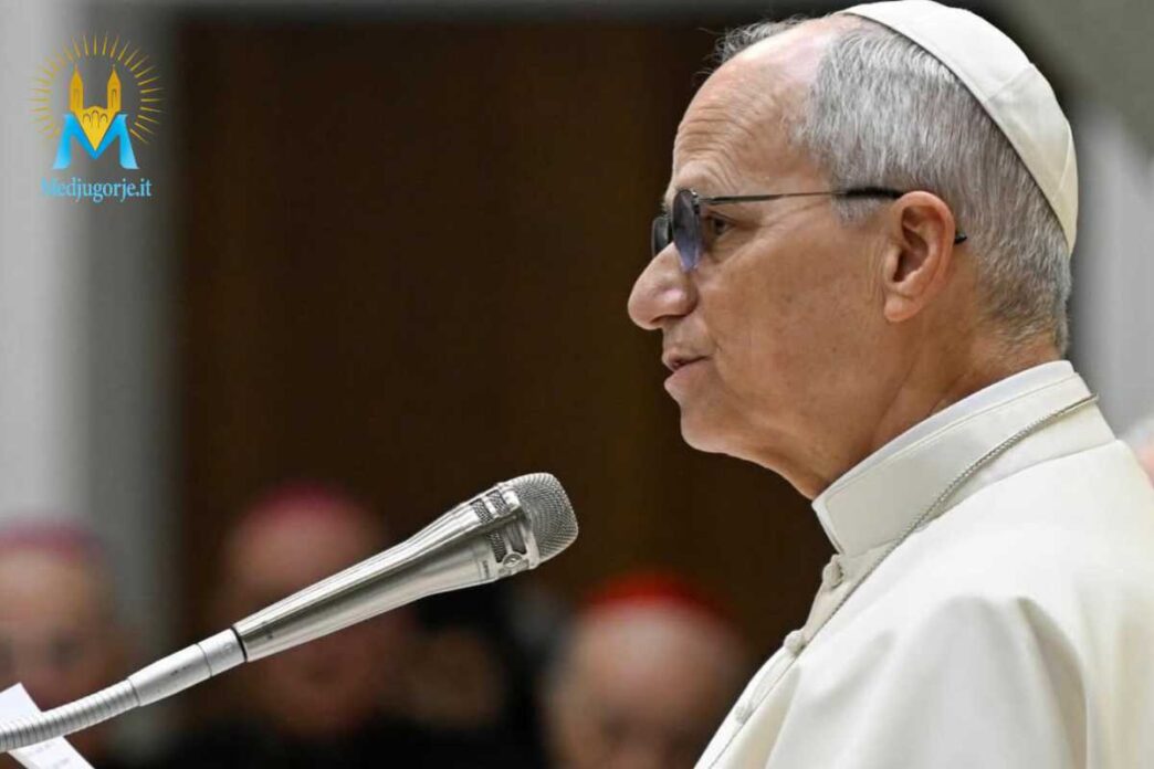 Papa Leone XIV parla al microfono