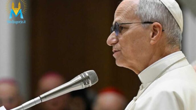 Papa Leone XIV parla al microfono