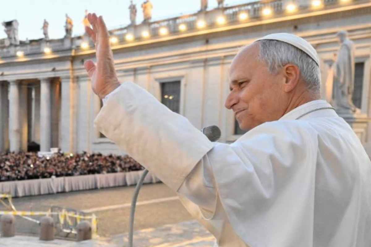 Papa Leone XIV saluta durante l'udienza generale a San Pietro