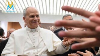 Papa Leone XIV sorride e saluta i fedeli