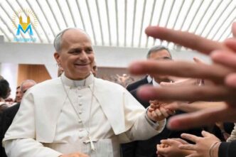 Papa Leone XIV sorride e saluta i fedeli