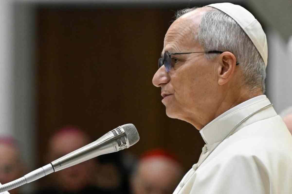 Papa Leone XIV parla al microfono