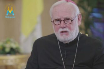 Monsignor Paul Richard Gallagher durante un'intervista