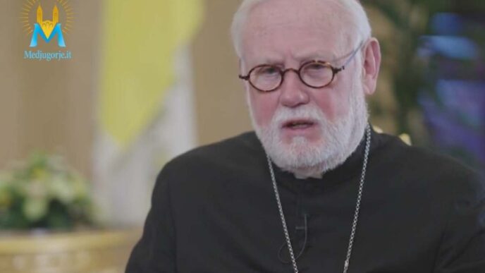 Monsignor Paul Richard Gallagher durante un'intervista