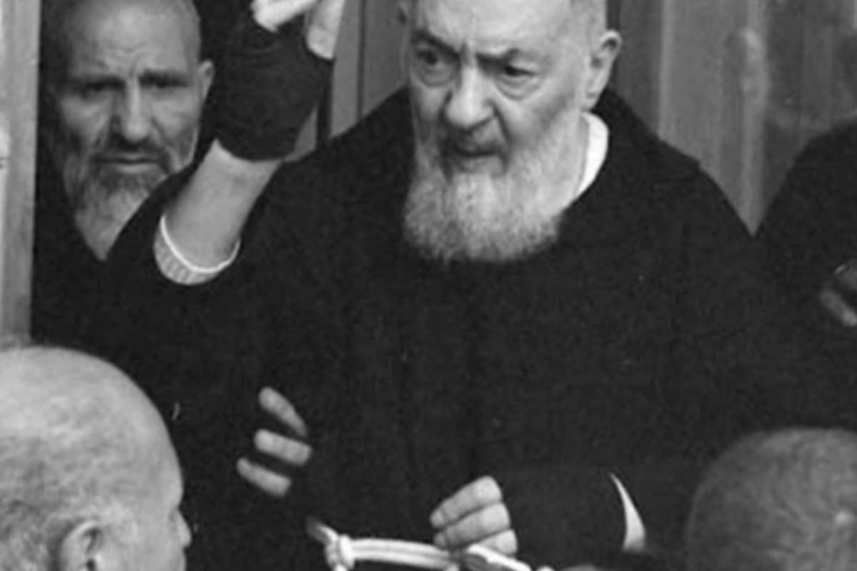 San Pio da Pietrelcina con le stimmate coperte